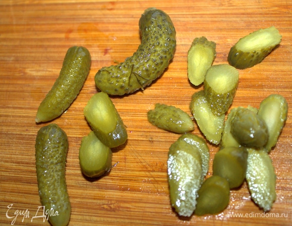 Я решила украсить мини-огурчиками.