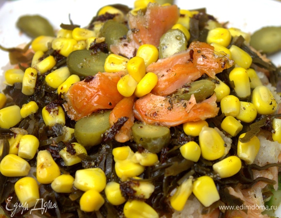 Делаем в центре «цветок» из огурцов и рыбы.