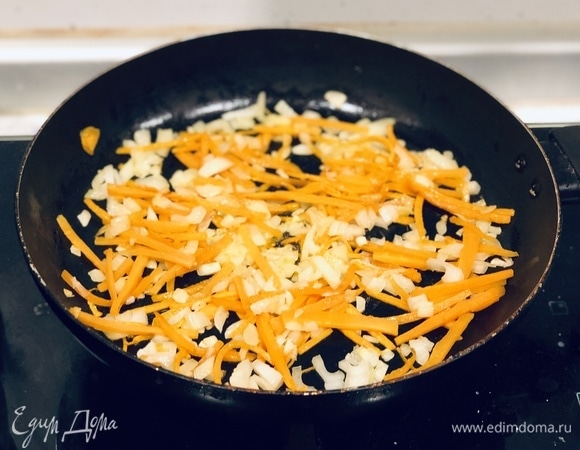 Морковь и лук почистить. Морковь нарезать соломкой, лук — перьями. Обжарить на кокосовом масле до золотистой корочки.
