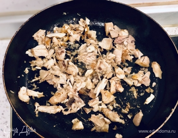 Курицу отварить, нарезать кусочками и обжарить на кокосовом масле.