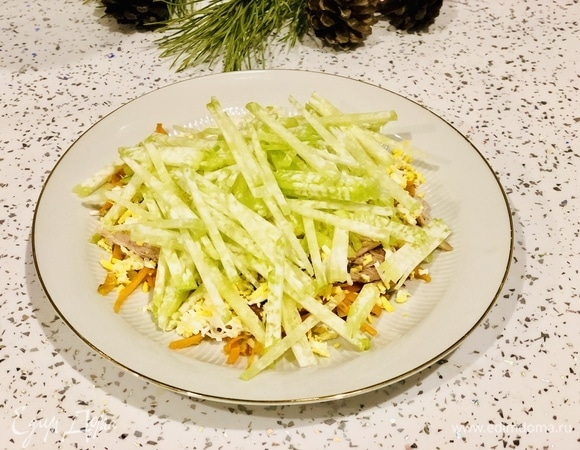 Кладем редьку, нарезанную соломкой.