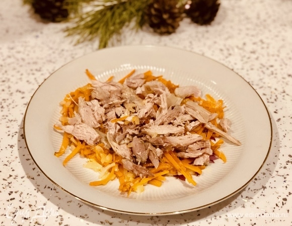 Морковь, лук, курицу положить на тарелку.