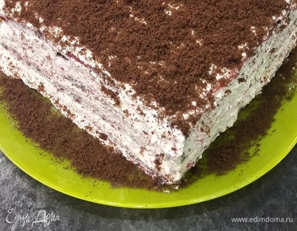 Собираем торт. Берем корж, смазываем его протертой клубникой, сверху промазываем творожным кремом, опять корж и т. д. Все коржи собрать так же поэтапно. Собранный торт промазываем со всех сторон кремом и посыпаем подготовленной крошкой. Сверху украшаем по своему вкусу. Готовый тортик ставим в холодильник на 1 час.