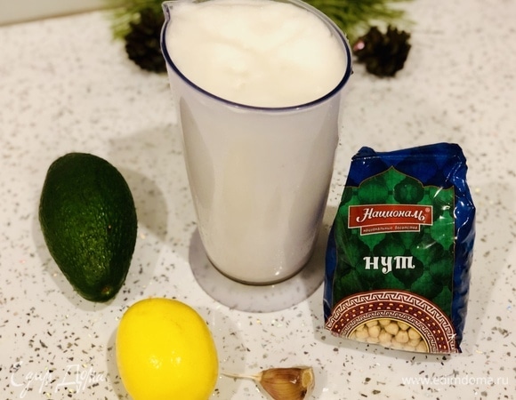 Взбиваем в блендере до однородной массы авокадо (1 шт.), зубчик чеснока, 1 ч. л. лимонного сока, соль по вкусу.