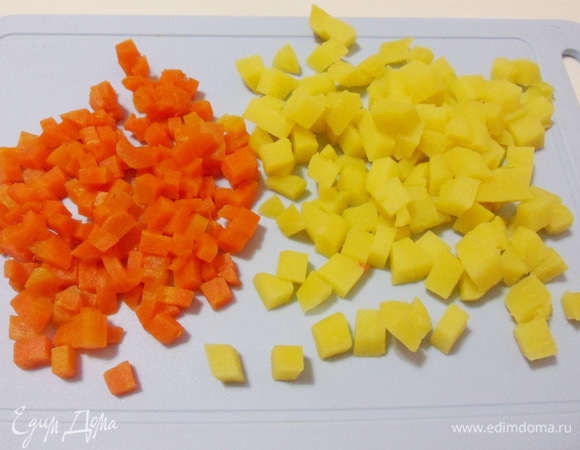 Картофель и морковь, предварительно отваренные до готовности с долькой чеснока, остудить, очистить и нарезать мелкими кубиками со стороной 5–7 мм.