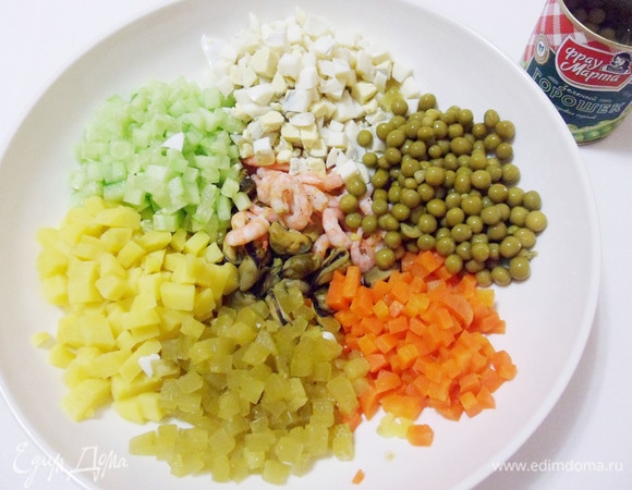 Переложить в салатник к креветкам и мидиям все подготовленные ингредиенты.