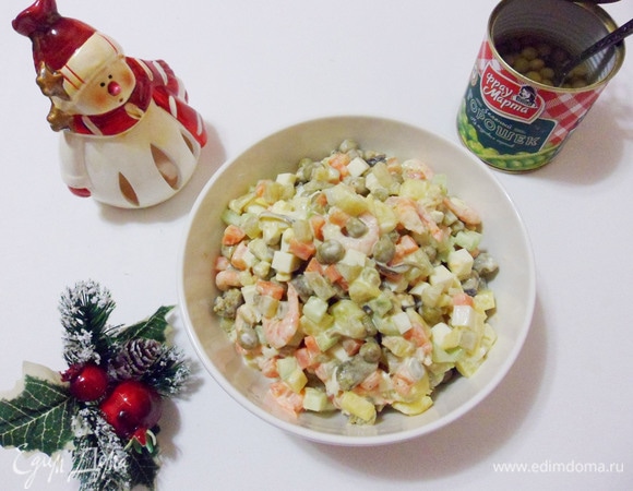 Заправить майонезом, посолить и поперчить по вкусу, хорошо перемешать. Салат оливье с креветками и мидиями готов. Охладить салат перед подачей не менее 2 часов.