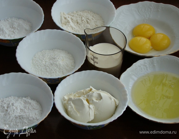 Подготовим все необходимые ингредиенты. Яйца разделить на белки и желтки. Сахарную пудру необходимо разделить на две части (25 г и 50 г).