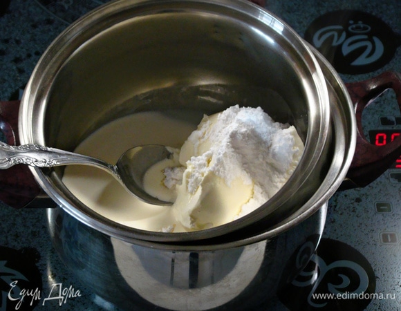 В сотейнике смешать сливки, сливочный сыр и 25 г сахарной пудры. Сотейник поставить на водяную баню и при непрерывном помешивании довести смесь до однородности. Сыр должен стать жидковатым. На это уйдет буквально 3–5 минут.