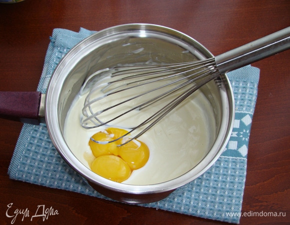 Затем к смеси добавить три желтка и все тщательно перемешать.