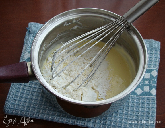 К смеси в два-три приема всыпать просеянную муку и кукурузный крахмал.