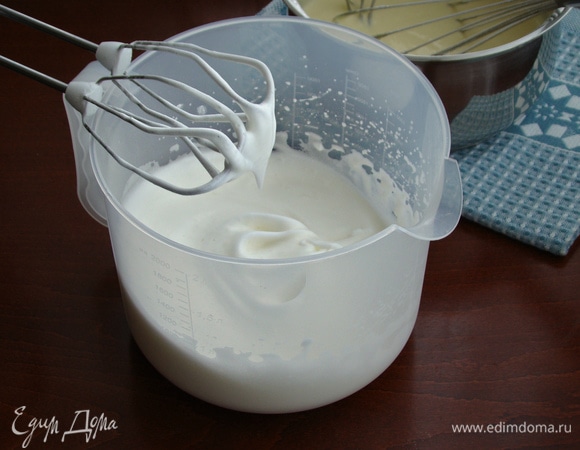 Белки взбить со щепоткой соли в легкую пенку. Затем, подсыпая в два-три приема сахарную пудру, взбить до мягких пиков. На данном этапе самое главное — не перевзбить белки. Иначе чизкейк получится более плотной консистенции.