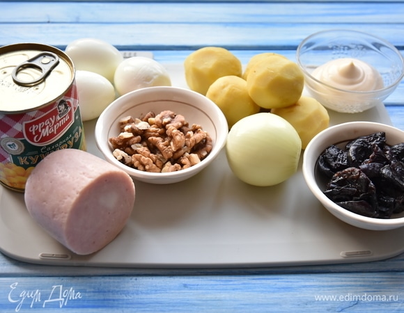 Подготовить необходимые продукты. Яйца и картофель заранее отварить и остудить. Чернослив залить кипятком на 1 минуту, воду слить. Обсушить его бумажным полотенцем.