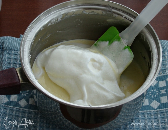 Белки аккуратно добавить к сырно-желтковой массе и перемешать до однородности.