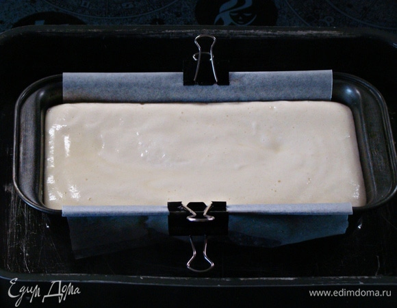 Форму для выпекания лучше взять неразъемную, с высокими бортиками. Форму застелить пекарской бумагой и вылить в нее тесто. Затем форму с тестом поставить в более широкую форму с высокими бортиками. В большую по размеру форму налить кипяток (примерно 2–3 см, можно и выше) и всю эту конструкцию поставить на нижнюю полку в разогретую до 200°C духовку. Выпекать чизкейк при температуре 200°C минут 15, затем температуру убавить до 135–130°C и выпекать еще минут 30. После этого духовку отключить, а чизкейк оставить в ней минут на 20.