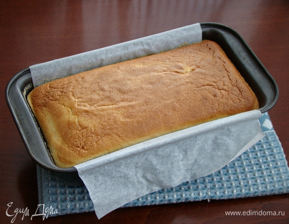 Затем чизкейк вынуть из духовки и оставить на столе минут на 10.