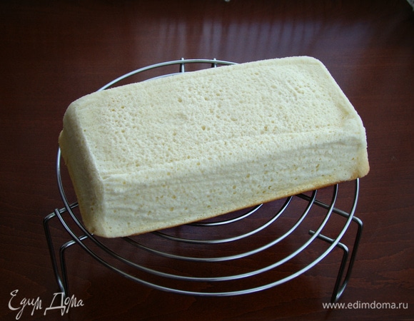 Слегка остывший чизкейк вынуть из формы и положить на решетку до полного остывания. Скажу честно, не передать словами то ощущение ожидания, когда чизкейк вынимала из формы с мыслью: «получился, не получился?». Но когда он «задрожал» в руке, я обрадовалась, как ребенок) Ведь эти чизкейки славятся своими «подрагиваниями» и нежной воздушной структурой.