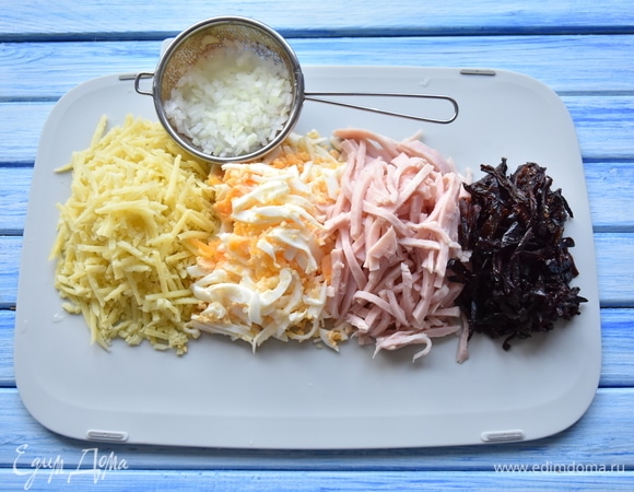 Картофель, ветчину, чернослив и яйца нарезать соломкой. С кукурузы ТМ «Фрау Марта» слить жидкость. Лук нарезать как можно мельче и обдать его кипятком, затем хорошо отжать от влаги. Грецкие орехи порубить ножом.