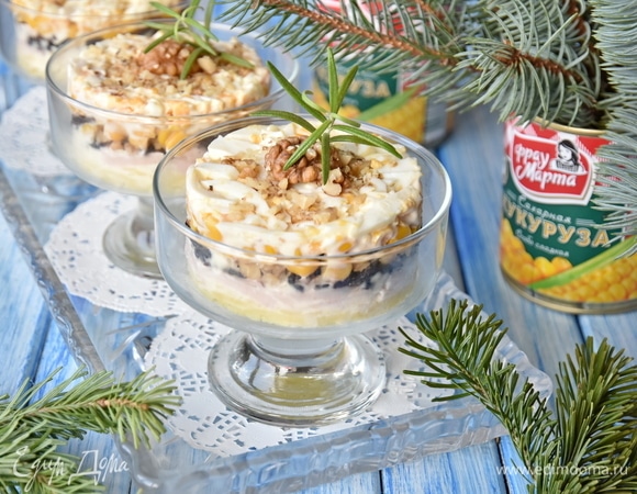 После того, как салат собран, аккуратно вынуть сервировочное кольцо. Верх салата украсить по желанию.