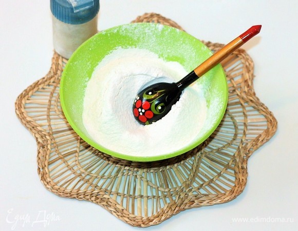 Смешать просеянную муку, половину сахара и ванилин.