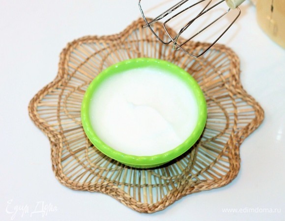 Отделить белки от желтков. Белки взбить со щепоткой соли до густой пены.