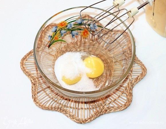 Желтки растереть с оставшимся сахаром.