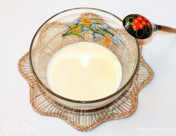 В желтковую смесь добавить молоко, перемешать.