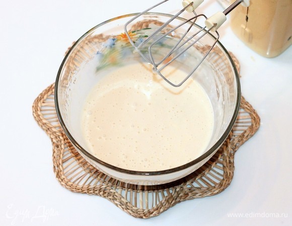 Затем вмешать мучную смесь, взбить миксером до однородности теста.