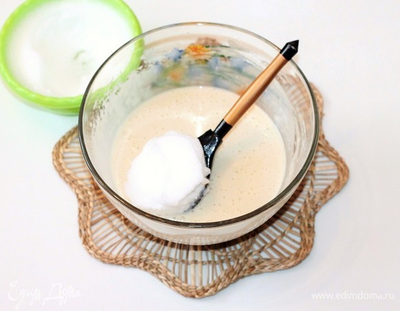 Аккуратно вмешать в тесто белки. Получится воздушное тесто с пузырьками воздуха.