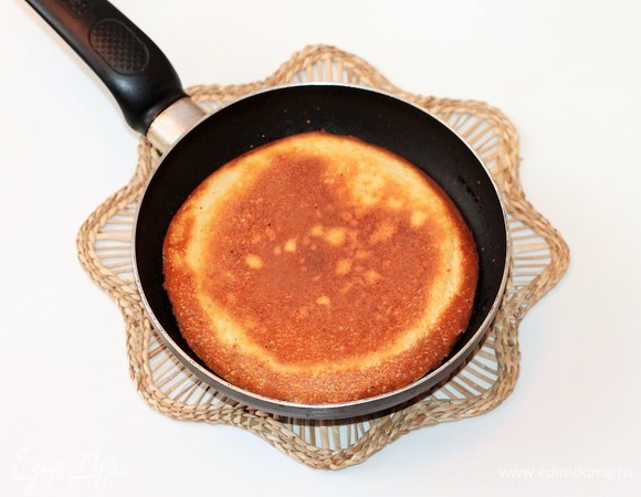 Обжаривать омлет на слабом огне под крышкой с двух сторон до готовности.