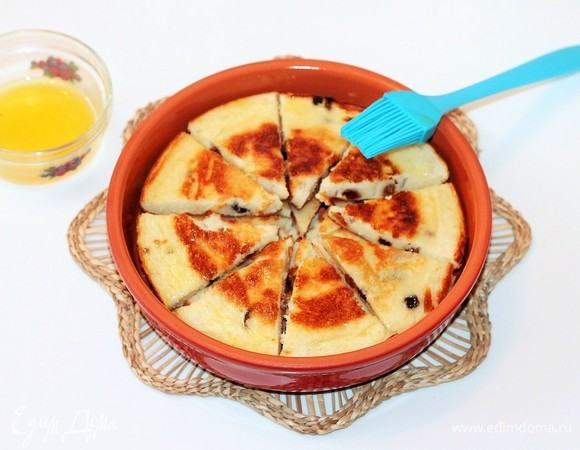 В конце готовки нарезанные кусочки омлета снова положить на сковородку или в теплое блюдо и в течение 1 минуты разогреть в микроволновке или в духовке.