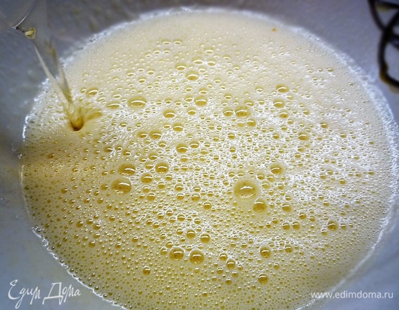 Вливаем растительное масло, перемешиваем.