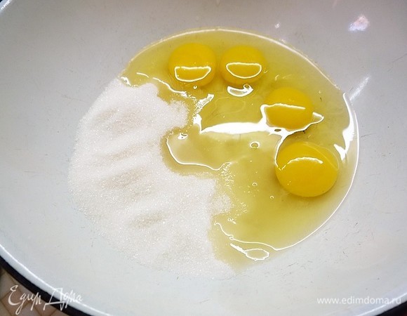 Приготовим бисквит. Яйца взбиваем с сахаром до пышной массы.