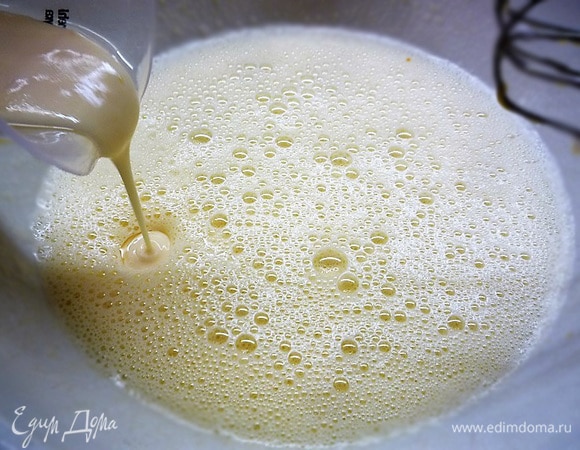 Вливаем йогурт (я взяла персиковый), перемешиваем.