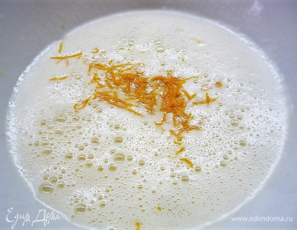 Добавляем цедру апельсина, перемешиваем.