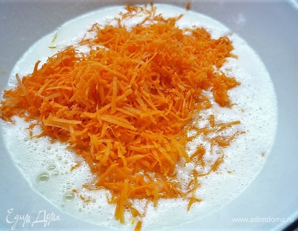 Добавляем измельченные грецкие орехи и натертую на мелкой терке морковь, еще раз хорошо перемешиваем лопаткой.