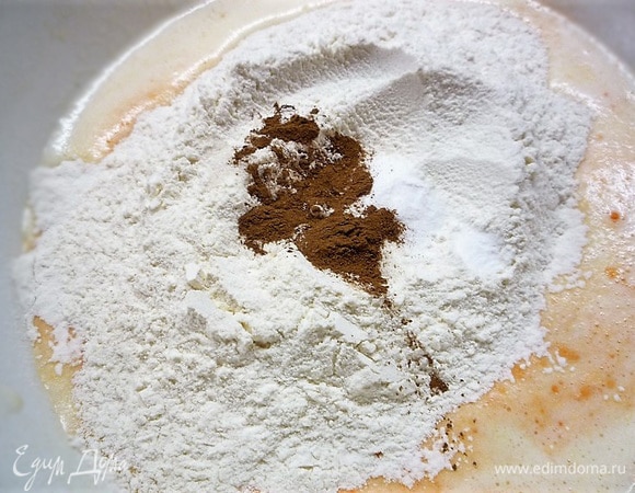 Добавляем просеянную муку, соду, соль и корицу, хорошо перемешиваем. Тесто получается жидкое.