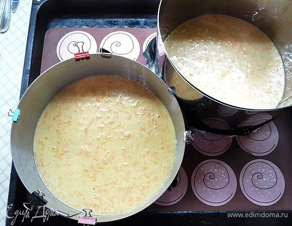 Выливаем тесто в две формы объемом 22 см. Выпекаем бисквиты в заранее разогретой духовке при температуре 170°C 35–40 минут.