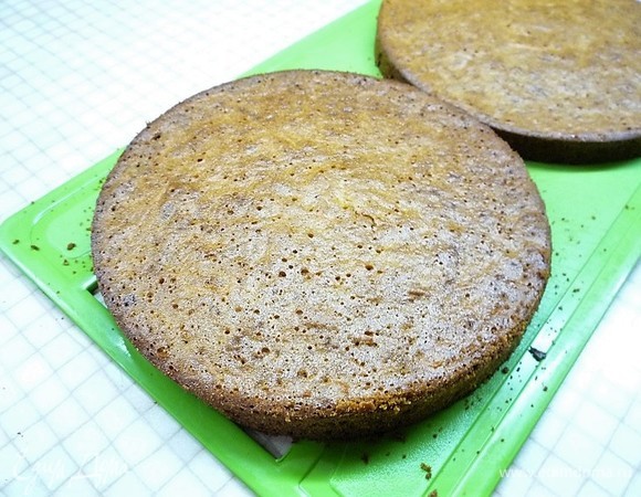 Готовые бисквиты остужаем и разрезаем на две части.