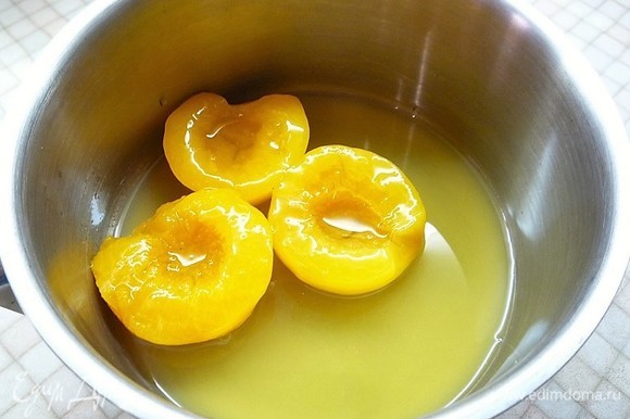 Для апельсиновой прослойки выжимаем сок из одного апельсина (получается 100 мл), добавляем персики.