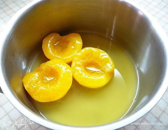 Для апельсиновой прослойки выжимаем сок из одного апельсина (получается 100 мл), добавляем персики.