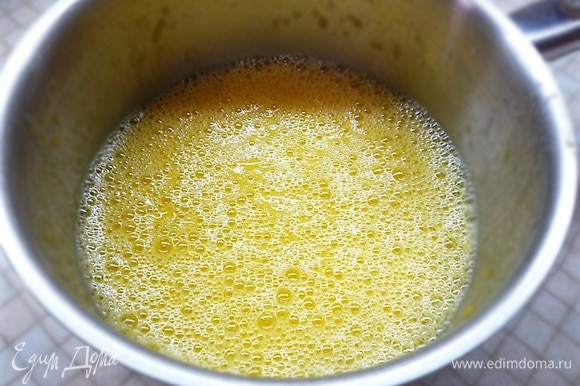 Пюрируем массу блендером, добавляем сахар, агар и щепотку лимонной кислоты. Ставим на огонь, помешиваем массу, чтобы не пригорела. Доводим до кипения.