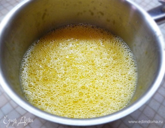 Пюрируем массу блендером, добавляем сахар, агар и щепотку лимонной кислоты. Ставим на огонь, помешиваем массу, чтобы не пригорела. Доводим до кипения.