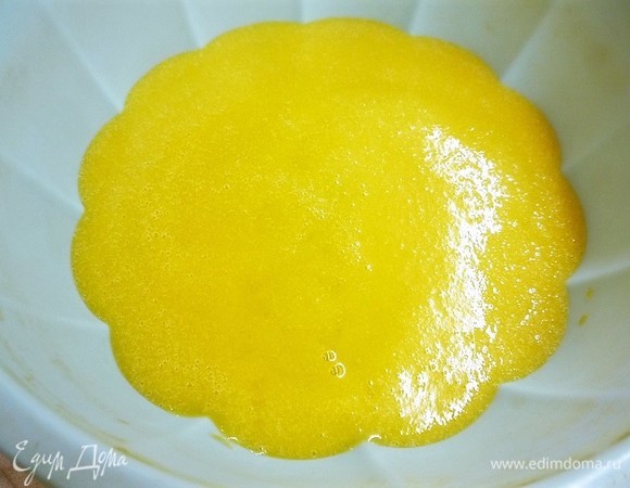 Выливаем готовую массу в форму (я взяла диаметром 20 см) и даем застыть при комнатной температуре.