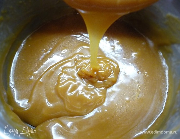 Приготовим карамель. В небольшую кастрюлю всыпаем сахар и расплавляем до светло-коричневого цвета. Добавляем сливочное масло, кипящие сливки и щепотку соли, перемешиваем и варим карамель до загустения (или до температуры 106–108°C) примерно 5–7 минут. Условно разделим карамель на две части.
