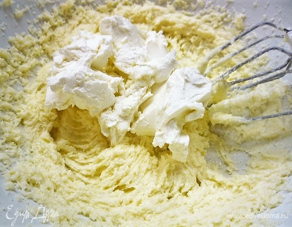 Для крема размягченное сливочное масло взбиваем с сахарной пудрой до светлой пышной массы, добавляем апельсиновый ликер, ваниль, творожный сыр и еще раз хорошо взбиваем до однородной массы. Прямо в чашке я делю крем на четыре части.