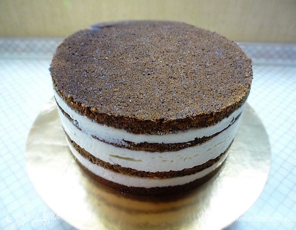 По истечении времени достаем торт из холодильника, убираем кольцо и ацетатную пленку.