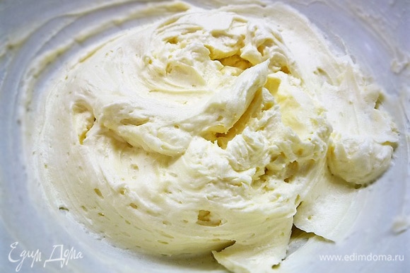 Для украшения приготовим крем: сливочное масло взбиваем с сахаром до светлой пышной массы примерно 5–7 минут, добавляем творожный сыр и взбиваем еще 5 минут.