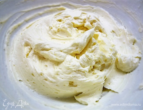 Для украшения приготовим крем: сливочное масло взбиваем с сахаром до светлой пышной массы примерно 5–7 минут, добавляем творожный сыр и взбиваем еще 5 минут.