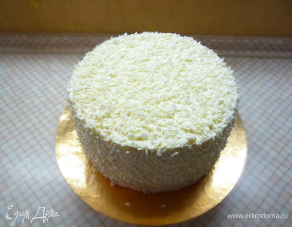 Посыпаем торт со всех сторон сколом из белого шоколада.